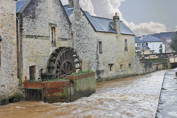 Antiguo molino en el río en la ciudad de Bayeux. Normandía, Francia — Foto de Stock