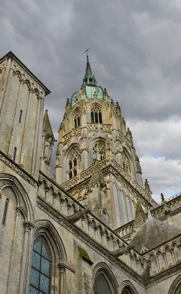 Bayeux katedrála proti zamračená obloha — Stock fotografie