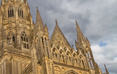Bayeux Katedrali bulutlu gökyüzü karşı