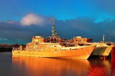Deniz günbatımı üzerinde Hollandalı Tersane. Yeni boyanmamış damarları SÜ