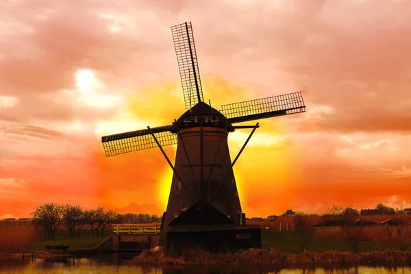 Windmolen bij zonsondergang. Hollands landschap — Stockfoto