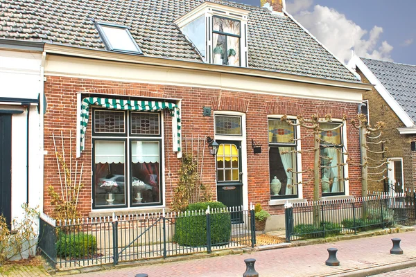 Holländisches Haus in der Vorstadt. Niederlande — Stockfoto