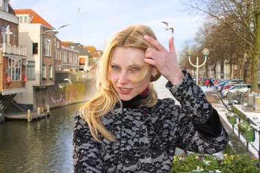 Waterfront gorinchem Hollanda kasabasında bir kız. Netherlan