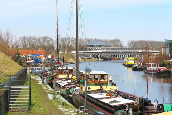 Pier och fartyg i gorinchem. Nederländerna — Stockfoto