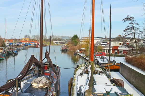 Muelle y nave en Gorinchem. Países Bajos — Foto de Stock