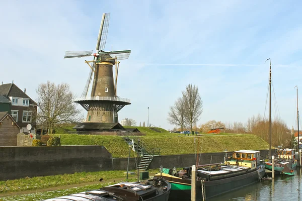 风车在荷兰小镇的 gorinchem。荷兰 — 图库照片