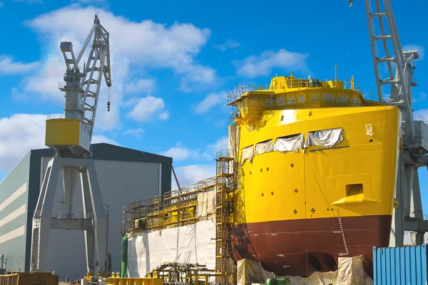 A construção de um novo navio no estaleiro de doca seca — Fotografia de Stock