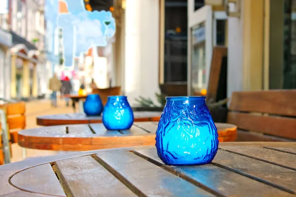 Свічки на столиках вуличного кафе — стокове фото