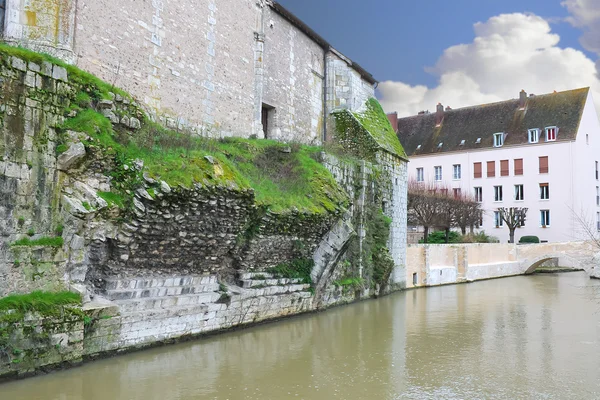 The ruins of the old bridge in Chartres. France — Stock Photo, Image