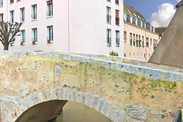 Alte Brücke in der französischen Stadt Chartres. — Stockfoto