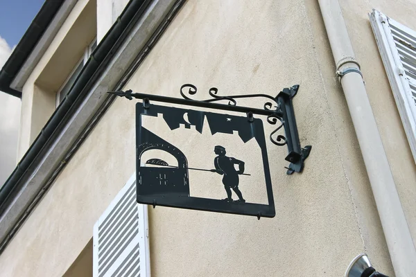 Ett tecken på framsidan av huset i chartres, Frankrike — Stockfoto