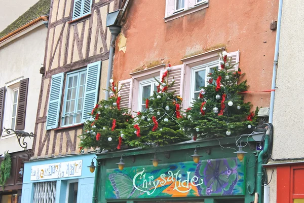 Arbres de Noël décoratifs sur une façade de maison à Chartres, France — Photo