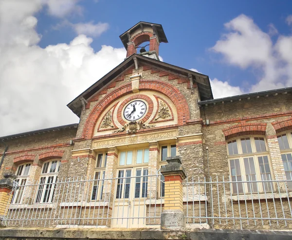 Glocke und Uhr am Gebäude der Chartres. Frankreich — Stockfoto