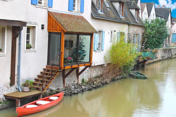 Häuser am Fluss in Chartres. Frankreich — Stockfoto