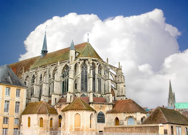 A Catedral de Chartres ao fundo está nublada. França — Fotografia de Stock