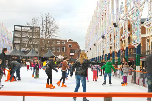 Pattinare sulla pista di pattinaggio nella città olandese di Eindhoven. Paesi Bassi — Foto Stock