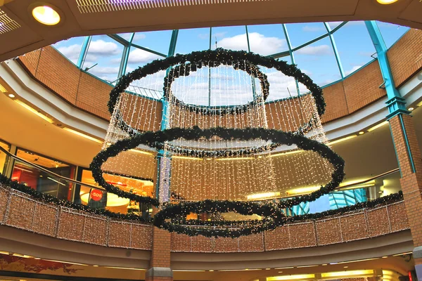 Kerstdecoratie onder de koepel shopping center — Stockfoto