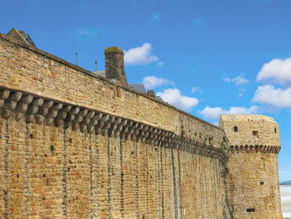 Muralla de la fortaleza de la abadía del Mont Saint Michel. Normandía, Francia —  Fotos de Stock