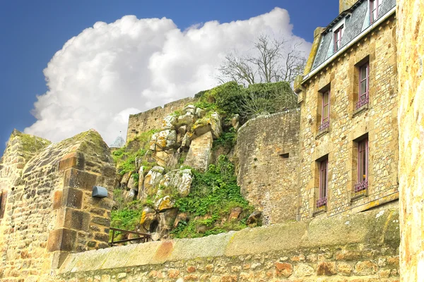 Pevnosti stěny opatství mont saint michel. Normandie, Francie — Stock fotografie