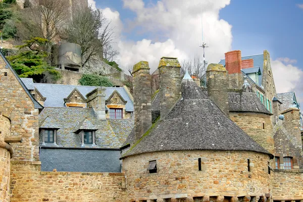 Dom w opactwa mont saint michel. Normandia, Francja — Zdjęcie stockowe