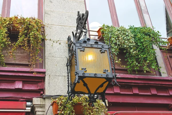 Lanterna na fachada da antiga casa francesa — Fotografia de Stock