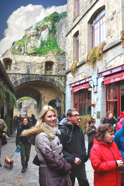 Tourists in the courtyard abbey of Mont Saint Michel. Normandy, — Stock Photo, Image