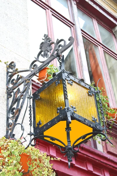 Lanterne sur la façade de la vieille maison française — Photo