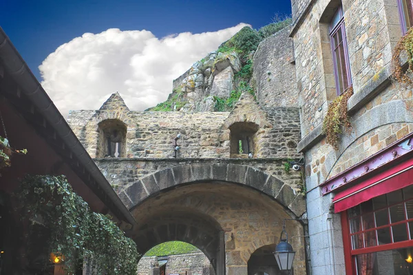 Im hof abtei von mont Saint Michel. Normandie, Frankreich — Stockfoto