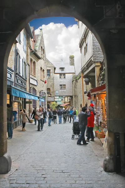 Toeristen in de binnenplaats abdij van mont saint michel. Normandië, — Stockfoto