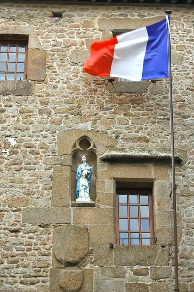 I gården klostret i mont saint michel. Normandie, Frankrike — Stockfoto