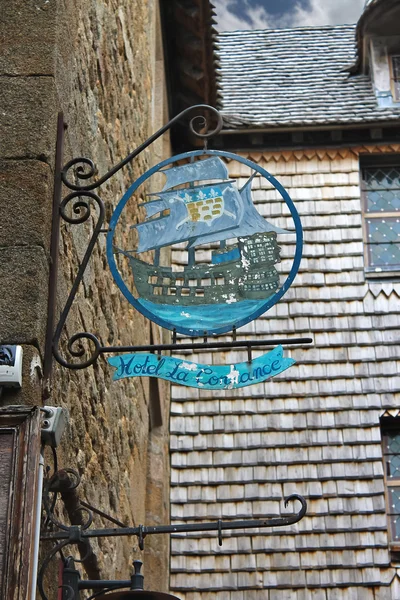 Panneau de l'hôtel dans la cour de l'abbaye du Mont Saint Michel. Normandie — Photo