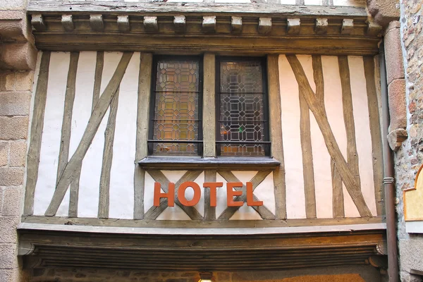 Hotel in the yard abbey of Mont Saint Michel. Normandy, France — Stock Photo, Image