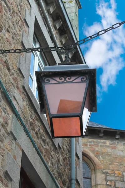 Lucerna na fasádě starých francouzský dům — Stock fotografie