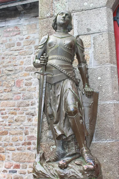 Statue von joan of arc in der abtei von mont saint michel. normannisch — Stockfoto