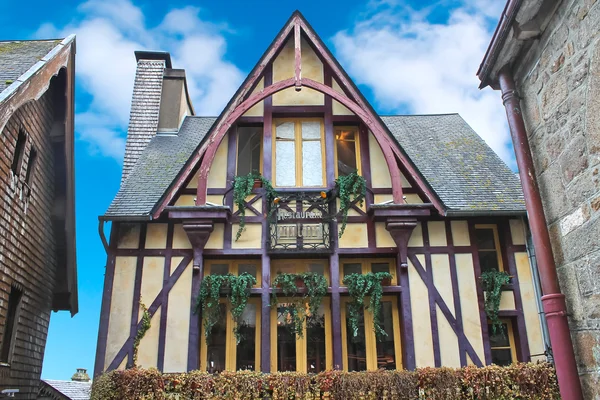 Hotel in the yard abbey of Mont Saint Michel. Normandy, France — Stock Photo, Image