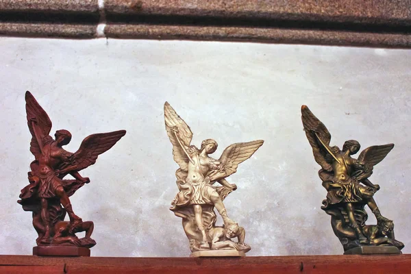 Three statuettes In the abbey church of Mont Saint Michel. Norm — Stock Photo, Image