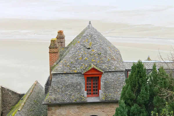 Dom w opactwa mont saint michel. Normandia, Francja — Zdjęcie stockowe