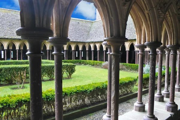 El jardín del monasterio en la abadía del Mont Saint Michel. Normandía —  Fotos de Stock