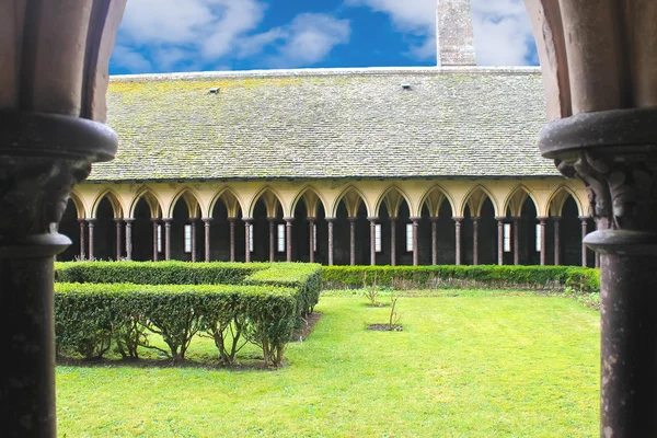 El jardín del monasterio en la abadía del Mont Saint Michel. Normandía —  Fotos de Stock