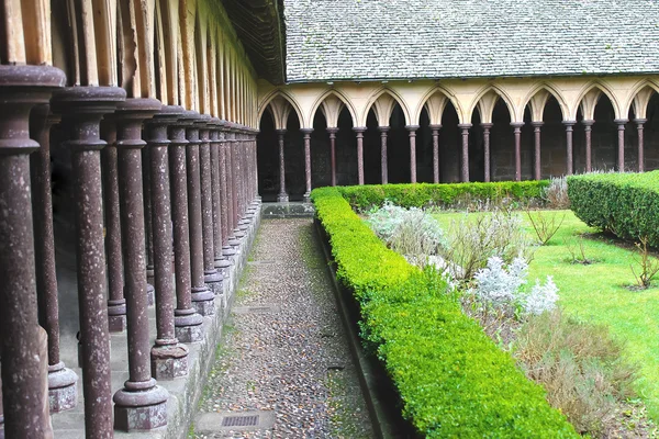 The monastery garden in the abbey of Mont Saint Michel. Normandy — Stock Photo, Image