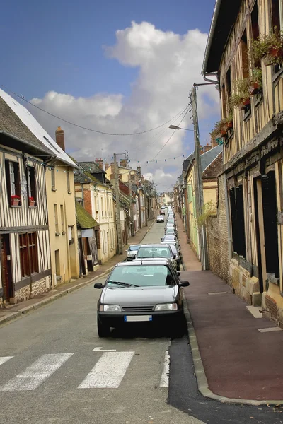 Rij van geparkeerde auto's op de straat van verneuil-sur-avre. Frankrijk — Stockfoto