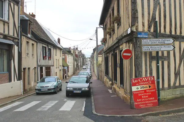 Op de straten van verneuil-sur-avre. Frankrijk — Stockfoto