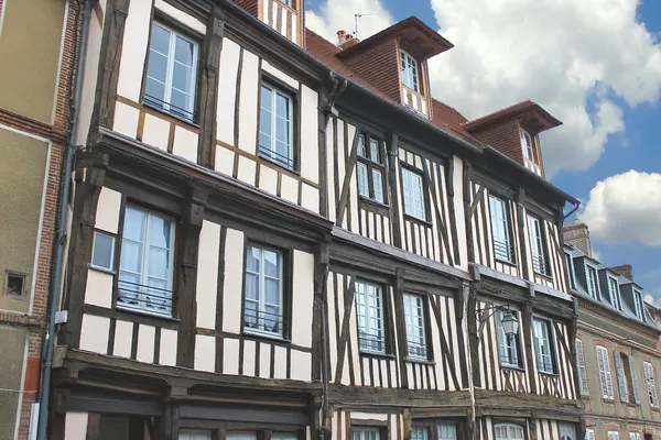 Francuski dom drewniany w tradycyjnym stylu — Zdjęcie stockowe