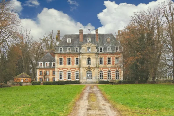 Het oude herenhuis in het park. Frankrijk — Stockfoto