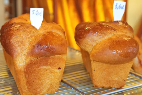 Het brood op het aanrecht in de winkel. Frankrijk — Stockfoto
