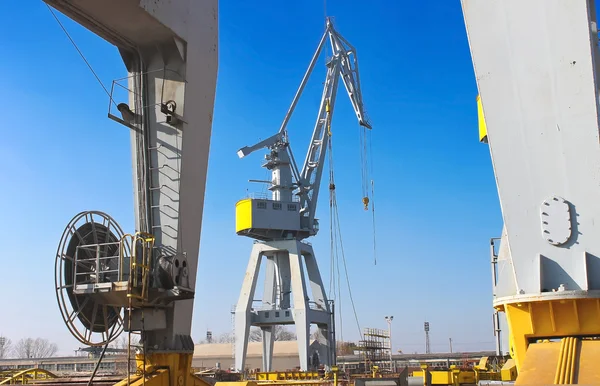 Cranes in the shipyard. — Stock Photo, Image