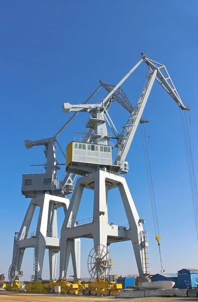 Cranes in the shipyard. — Stock Photo, Image