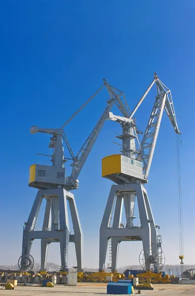 Cranes in the shipyard. — Stock Photo, Image