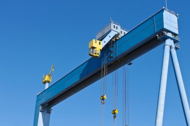 Mavi gökyüzünün arka planında Gantry vinci