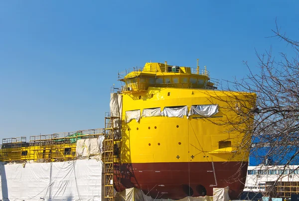 De bouw van een nieuw schip in een droogdok scheepswerf — Stockfoto